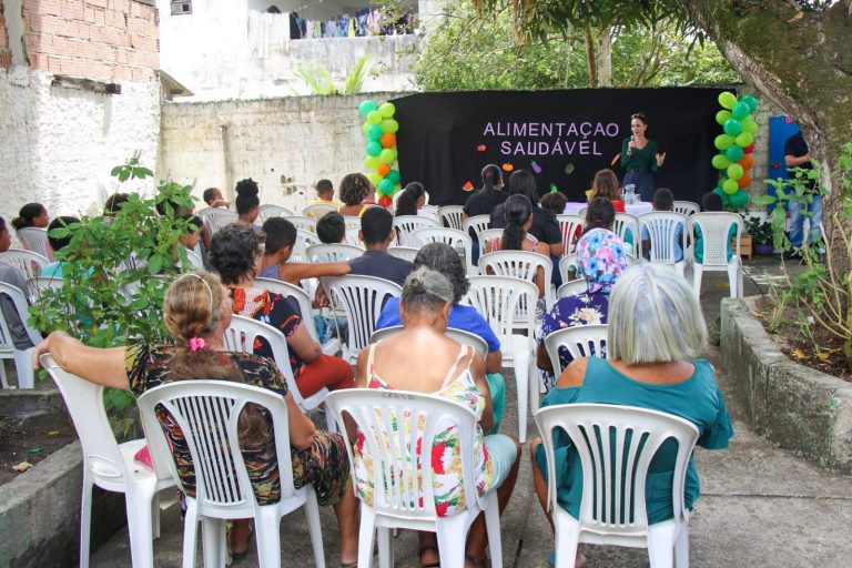 CRAS de Teixeira de Freitas levam informação sobre a importância de uma alimentação saudável 