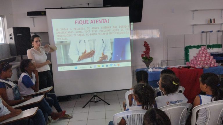 Programa Saúde na Escola orienta estudantes sobre a saúde da mulher em escola de Teixeira de Freitas