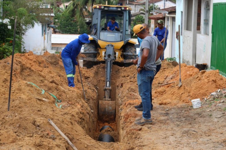 Prefeitura implementa sistema de drenagem em ruas de Teixeira de Freitas