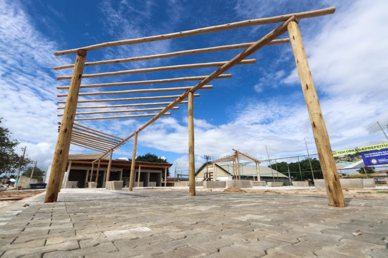 Construção de praça em bairro de Teixeira de Freitas avança