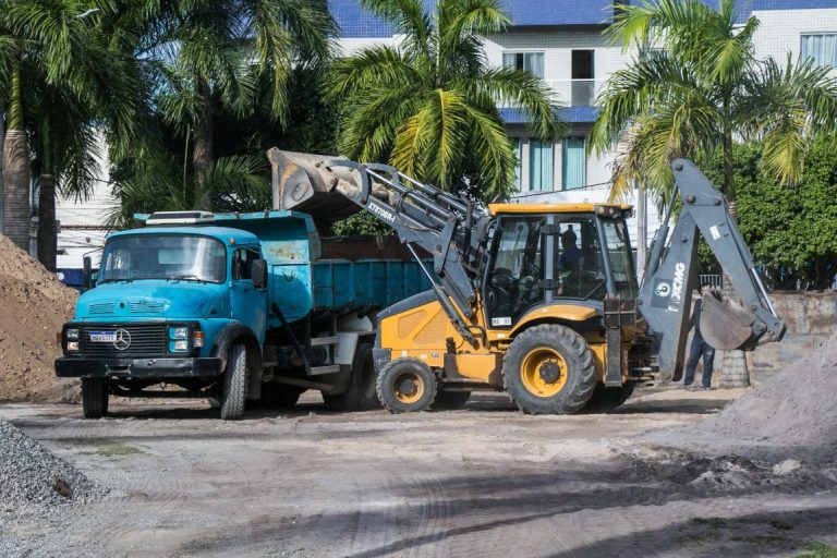 Prefeitura informa sobre bloqueio temporário de rua devido às obras no entorno do Shopping Teixeira Mall