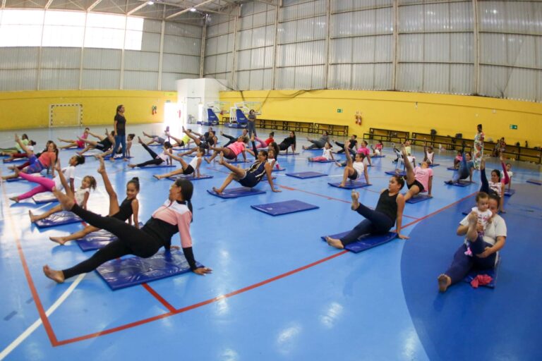 Aula de ginástica rítmica celebra o apoio materno na valorização do esporte; confira