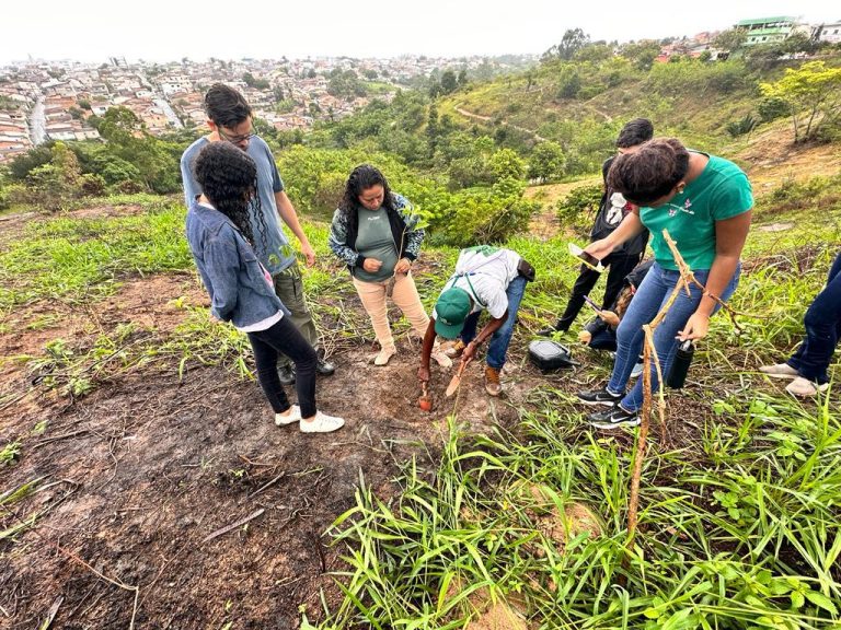 Secretaria de Meio Ambiente promove visita de alunos da UFSB na Biquinha