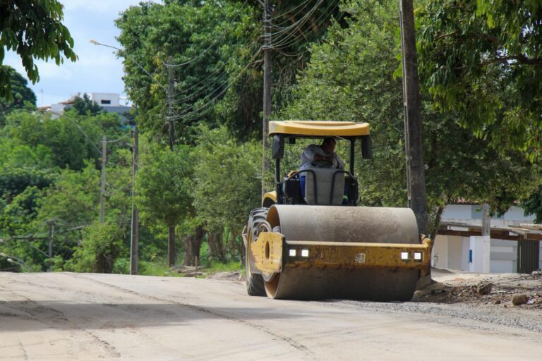 Obra na Avenida das Galáxias: Prefeitura inicia pavimentação em rua teixeirense