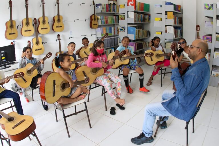 Escola em Teixeira de Freitas oferta aulas de violão gratuitas aos estudantes; confira