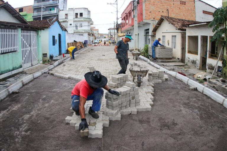 Obra do Shopping Teixeira Mall: Prefeitura pavimenta rua no bairro Alagoas