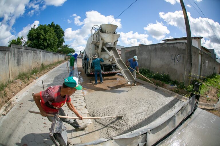 Prefeitura prossegue com pavimentação do Alto do Tancredo; confira