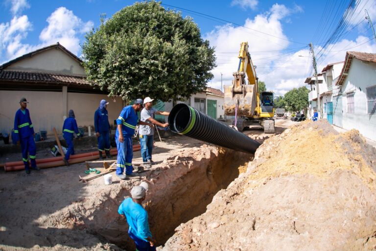 Prefeitura prossegue com implementação de sistema de drenagem em ruas de Teixeira de Freitas