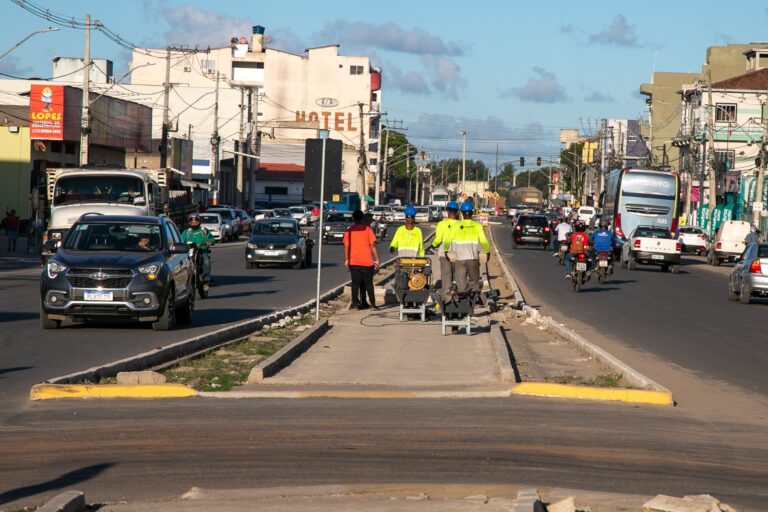 Prefeitura continua com construção de ciclovia em avenida de Teixeira de Freitas