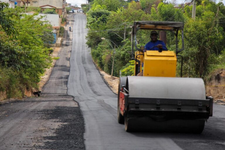 Obra na Avenida das Galáxias: Prefeitura prossegue com pavimentação de ruas em Teixeira de Freitas