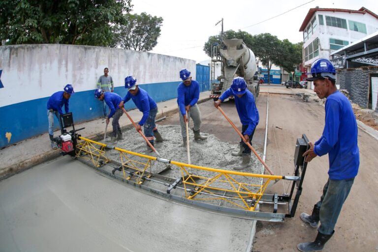 Prefeitura pavimenta rua do bairro Vila Caraípe