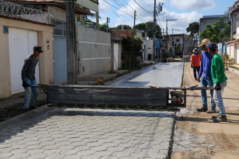 Prefeitura prossegue com pavimentação em bairro de Teixeira de Freitas