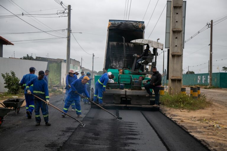 Obra na Avenida das Galáxias: Prefeitura pavimenta rua em Teixeira de Freitas