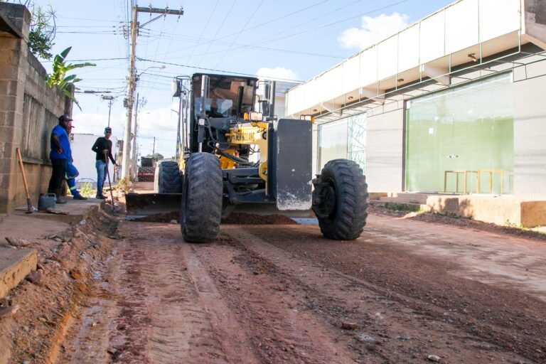 Prefeitura prossegue com pavimentação do bairro Vila Caraípe; veja fotos