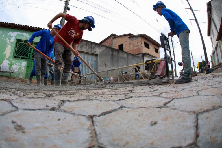 Pavimentação do bairro Vila Caraípe avança 