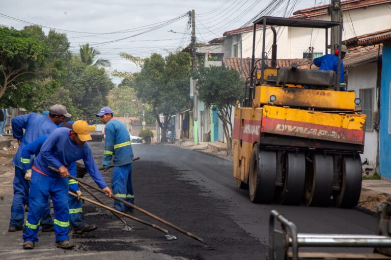 Prefeitura pavimenta ruas no bairro Vila Vargas