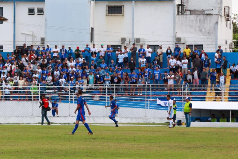 Seleção de Teixeira de Freitas participa da abertura de campeonato estadual de futebol; veja fotos