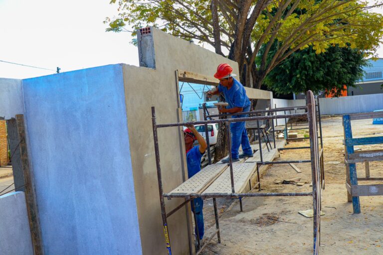 Prefeitura atua em reforma de instituição de ensino teixeirense; confira