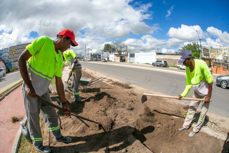 Prefeitura prossegue com construção de ciclovia em avenida de Teixeira de Freitas