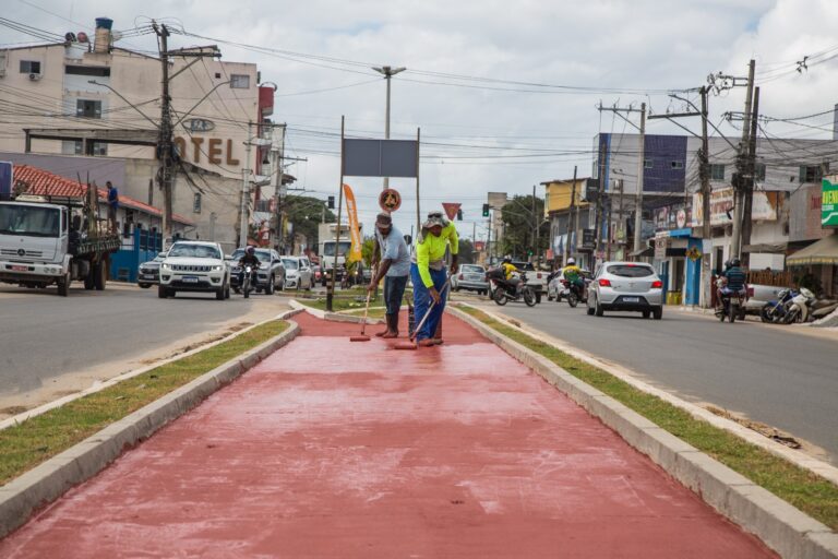 Prefeitura prossegue com construção de ciclovia em avenida de Teixeira de Freitas