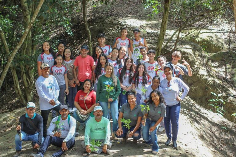 Prefeitura realiza visita técnica na nascente do Córrego Charqueada com estudantes de Teixeira de Freitas