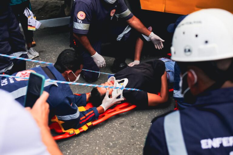 Equipes do SAMU recebem treinamento voltado para simulados de acidentes realísticos de múltiplas vítimas