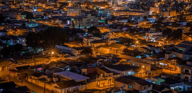 Prefeitura convida cidadãos para audiência pública sobre projeto de iluminação pública em Teixeira de Freitas; saiba mais