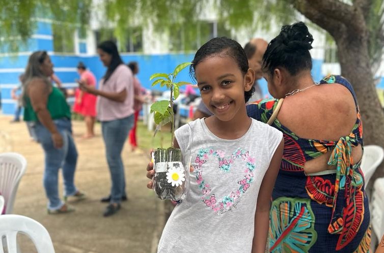 Dia da Educação Ambiental: Prefeitura celebra doação de 210 mudas nativas aos teixeirenses