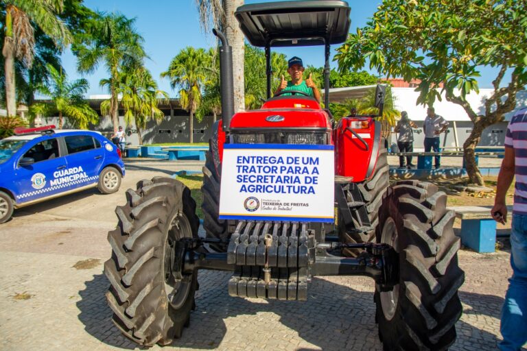 Prefeitura entregou trator para Secretaria de Agricultura durante Feira da Agricultura Familiar; veja fotos