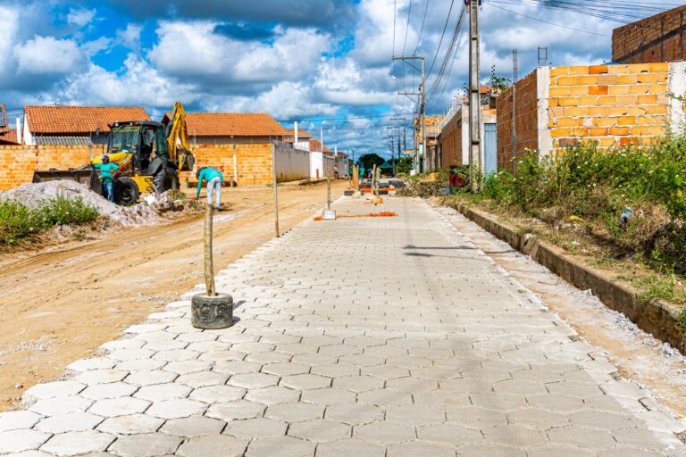 Pavimentação do bairro Tancredo Neves avança