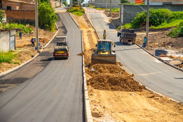 Prefeitura avança com pavimentação em ruas de Teixeira de Freitas