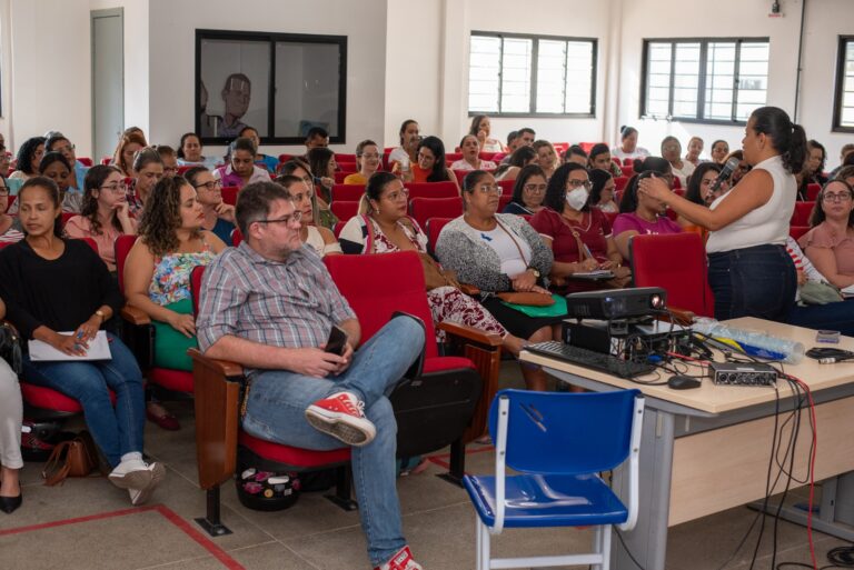 Prefeitura promoveu treinamento sobre nova vacina contra a COVID-19 para profissionais de saúde