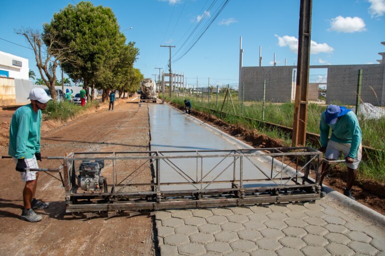 Prefeitura prossegue com pavimentação em bairro teixeirense; veja fotos