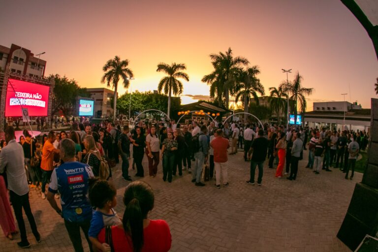 Inauguração da Praça Hilton Chicon simboliza renovação histórica no coração de Teixeira de Freitas; confira detalhes do evento