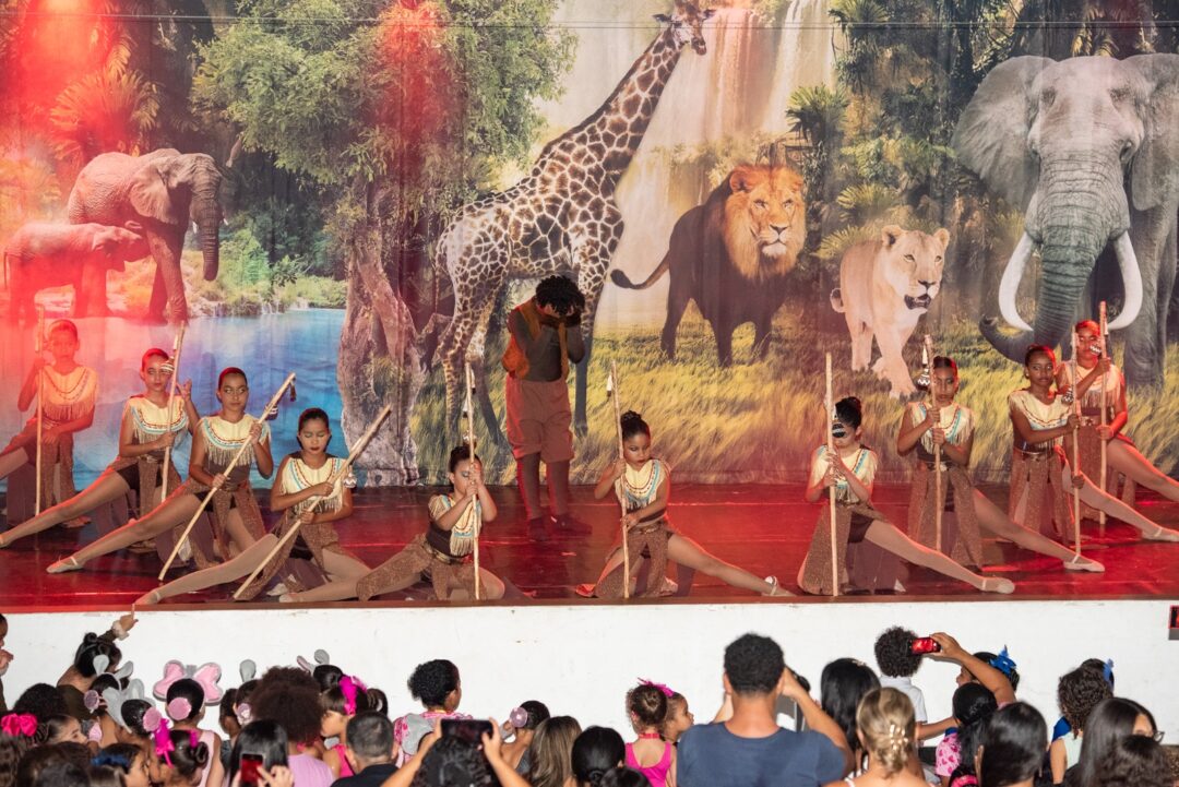 Dança, teatro e ballet encantam o público no primeiro dia da Mostra Cultural em Teixeira de Freitas