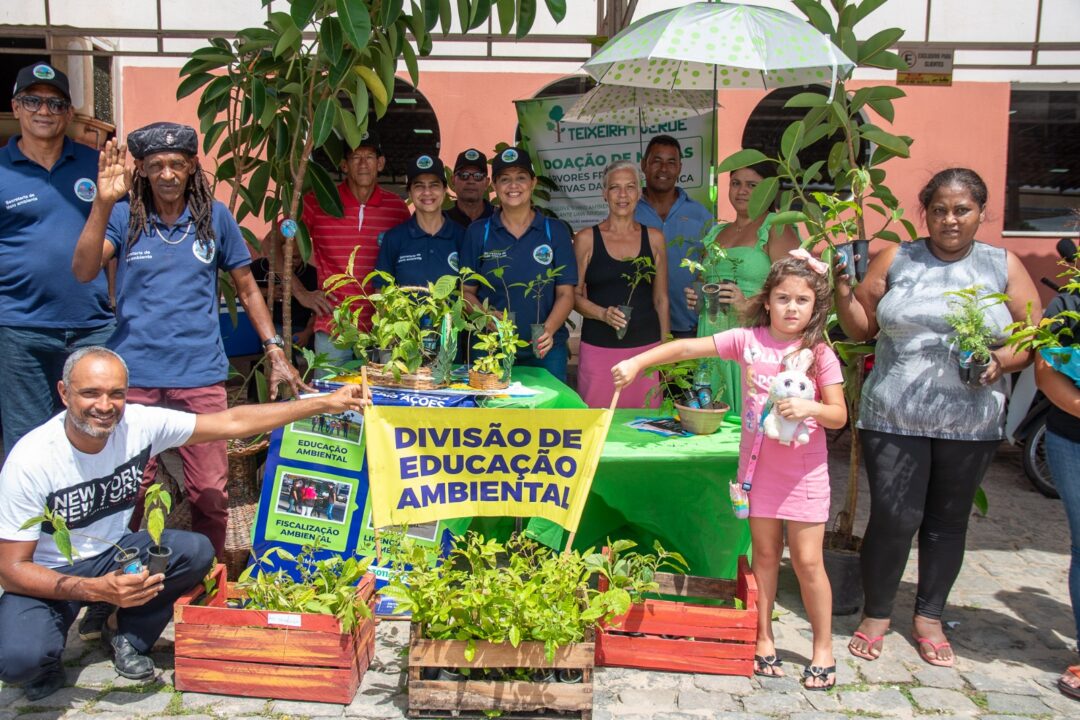 Doação de mais de 800 mudas nativas em drive thru da Prefeitura reforça compromisso ambiental em Teixeira de Freitas