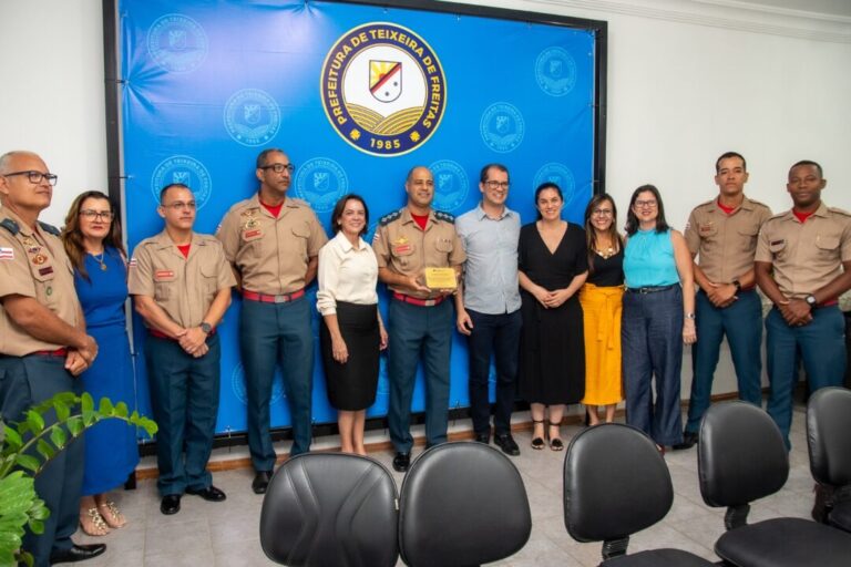 Entrega de placa de menção honrosa ao Corpo de Bombeiros em agradecimento pelo treinamento de primeiros socorros para servidores da rede municipal de ensino ocorreu nesta terça (19)